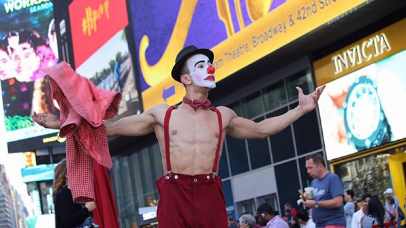 شاب من البليدة يصنع الحدث في أمريكا ويتحدى شارلي شابلين