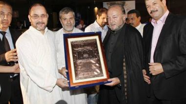 George Galloway au Forum d'Echorouk : “A quoi vous servent le jeûne et les prières alors que vos frères à Gaza mangent dans les poubelles ?”