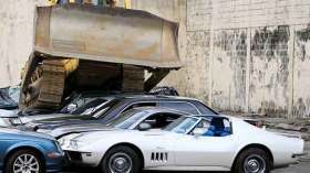 رئيس الفلبين يسحق السيارات الفارهة لردع الفساد