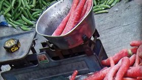 يسرقون المشتري غراما بغرام.. وحبة بحبة