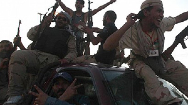 انهيار مفاجىء لطرابلس على طريقة ” سقوط بغداد  ” وسط غموض حول مصير القذافي