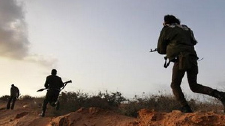 “القاعدة” تشرع في استخدام الأسلحة الحربية المهرّبة من ليبيا