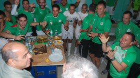 صور احتفال بعثة الخضر بالفوز على غامبيا