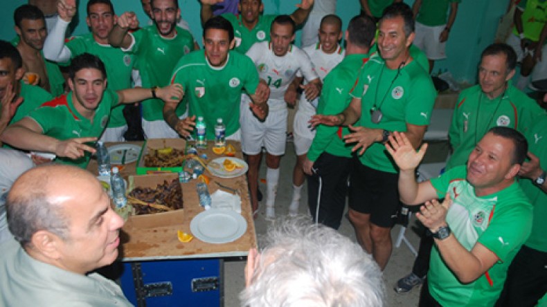 صور احتفال بعثة الخضر بالفوز على غامبيا