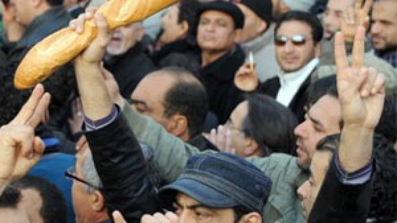 ابنهم‭ ‬اعتدى‭ ‬على‭ ‬قاصر‭ ‬فشلّوا‭ ‬المدينة‭ ‬وطالبات‭ ‬يضربن‭ ‬من‭ ‬أجل‭ ‬الياغورت