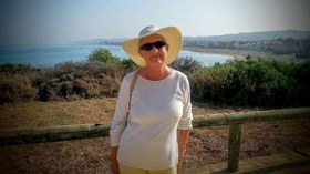 مرض يصيب سيدة بريطانية بالسعادة الدائمة