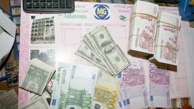 استمرار انهيار أسعار النفط والدينار الجزائريين