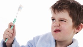 ماذا يفعل الأولياء عندما يرفض الطفل تفريش أسنانه؟