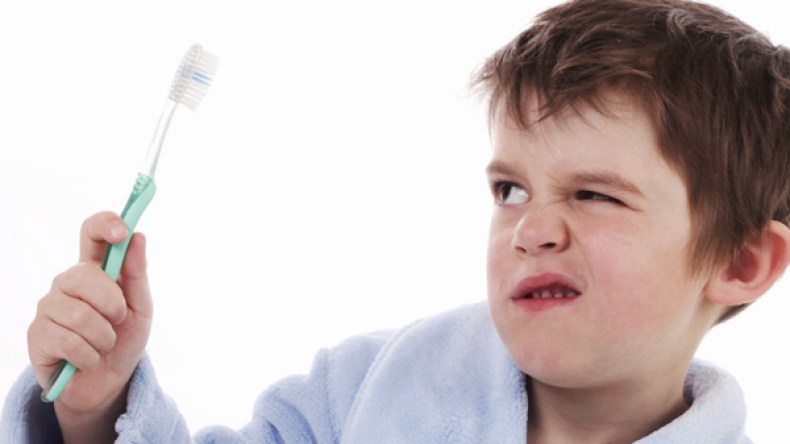 ماذا يفعل الأولياء عندما يرفض الطفل تفريش أسنانه؟