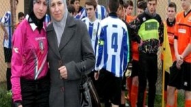 مغربية تُدير مباراة ذكورية في الكالتشيو بـ”الحجاب”