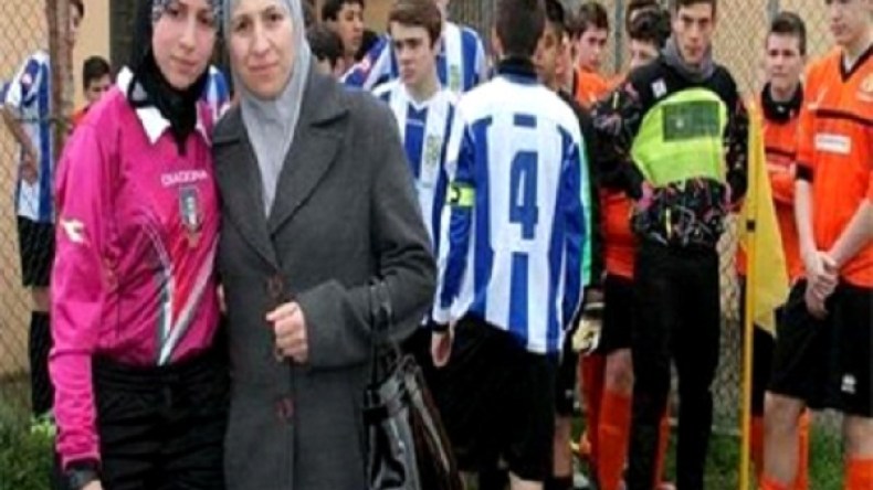 مغربية تُدير مباراة ذكورية في الكالتشيو بـ”الحجاب”