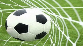 هدف خرافي من نصف الملعب