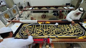 الكعبة المشرفة تغير كسوتها