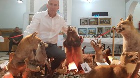 عيسى بوعزيز.. فنان يطمح لإنشاء متحف للتماثيل والحيوانات المحنطة