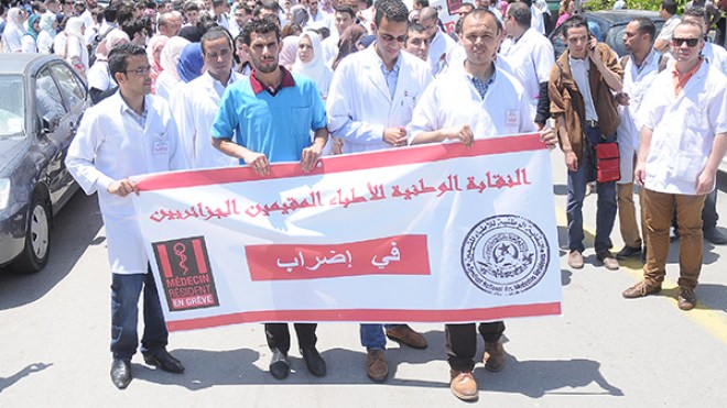 الأطباء المقيمون يخرجون في مسيرة سلمية بتيزي وزو