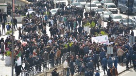 الأطباء المقيمون ينقلون احتجاجهم إلى مقر المجلس الشعبي