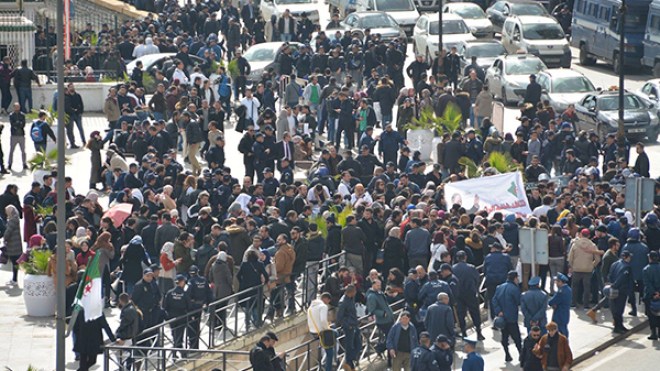 الأطباء المقيمون ينقلون احتجاجهم إلى مقر المجلس الشعبي