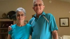 زوجان مسنان يرتديان ملابس متشابهة كل يوم منذ نصف قرن