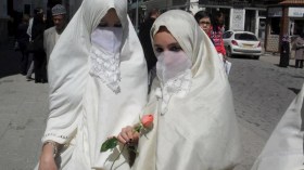 نساء يستعرضن المكاسب وأخريات مغيّبات على هامش الحياة