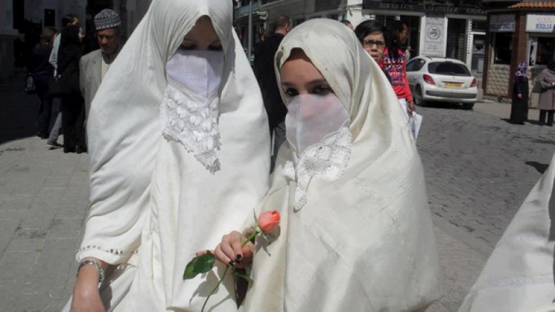 نساء يستعرضن المكاسب وأخريات مغيّبات على هامش الحياة