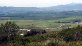 فلاحون يطالبون بحماية أراضيهم الخصبة في وهران