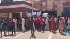 البطالون يعلقون احتجاجهم أمام مقر ولاية إيليزي