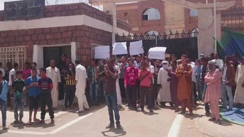 البطالون يعلقون احتجاجهم أمام مقر ولاية إيليزي