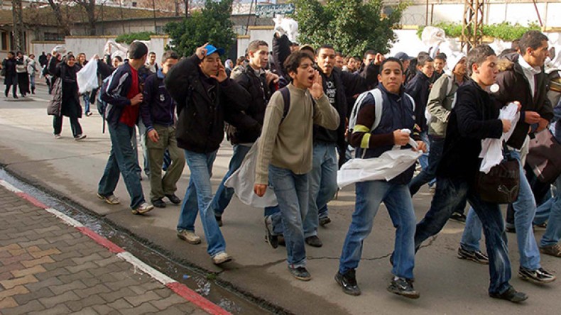 تلاميذ ثانوية بسكيكدة يخرجون في مسيرة حاشدة