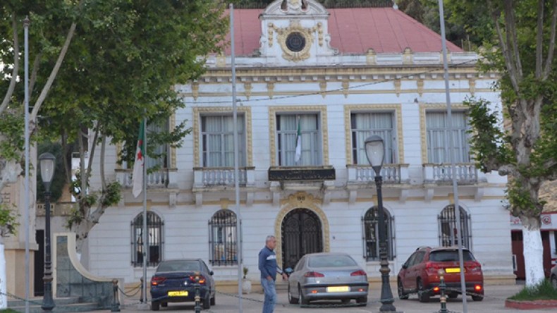 تجار تعاونية الفتح ببئر مراد رايس ساخطون ويهددون بالاحتجاج