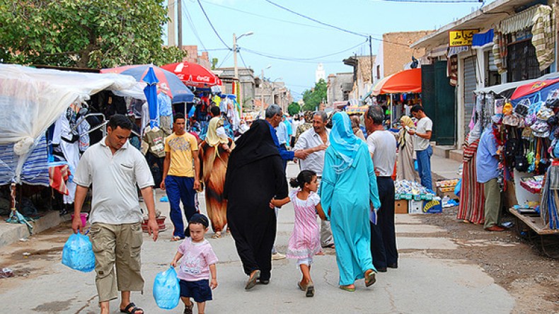 التوانسة ينعشون حركة التجارة في الوادي