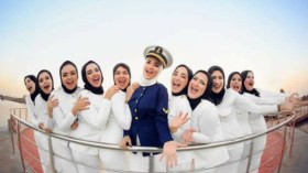 عروس وصديقاتها بأزياء طاقم بحري؟!