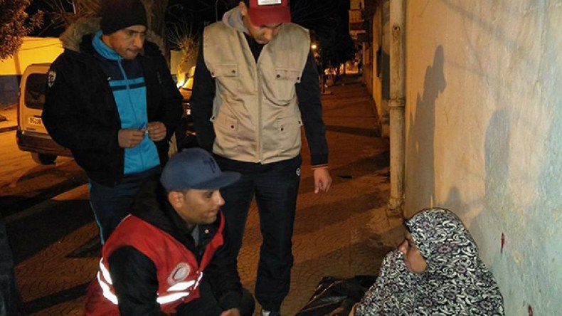 توزيع أغطية دافئة وأطعمة ساخنة على الأشخاص من دون مأوى ببجاية