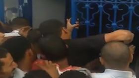 الجزائريون يهانون أمام مكاتب البريد