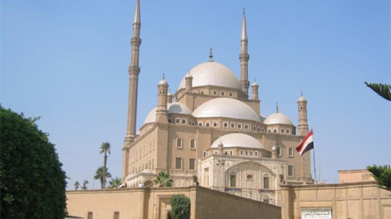 مصريون يهرعون للمسجد لإخماد حرائق الجن
