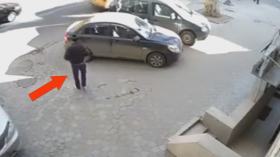 كاميرا مراقبة ترصد عملية سرقة في وضح النهار