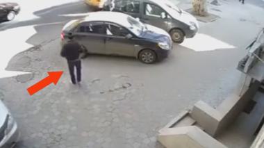 كاميرا مراقبة ترصد عملية سرقة في وضح النهار