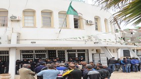 قاطنو طريق الدويرة بأولاد فايت يغلقون البلدية