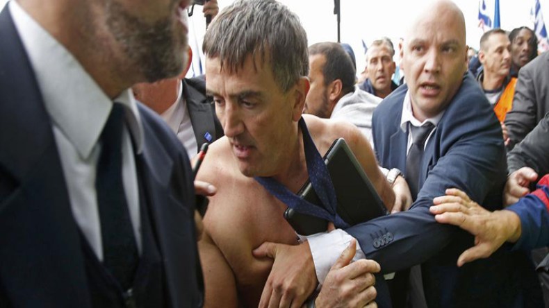 عمال “إير فرانس” يعتدون على مدرائهم ويمزقون ثيابهم