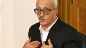 طارق عزيز يضع شريطا لاصقا على فمه