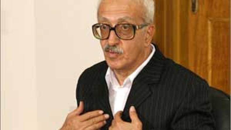 طارق عزيز يضع شريطا لاصقا على فمه