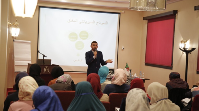 ملتقى “ايامك”بمشاركة أكاديمية التميز.. دراسة علمية لتلقين “العظمة” للنساء