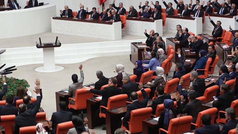 البرلمان التركي يصادق على رفع الحصانة البرلمانية