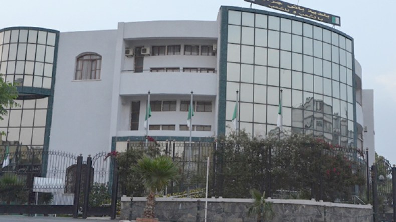 عائلة بباش جراح مشردة في الشارع تستنجد بزوخ