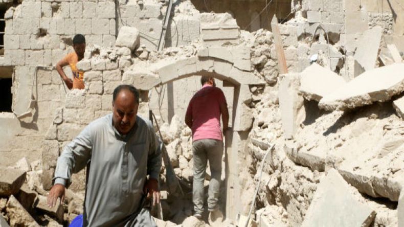 قتلى بغارات جوية على حلب وقصف على المحاصرين بحمص