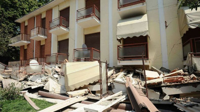 زلزال يضرب إيطاليا ويخلف قتلى وجرحى تحت الأنقاض