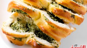 خبز بالثوم والمعدنوس