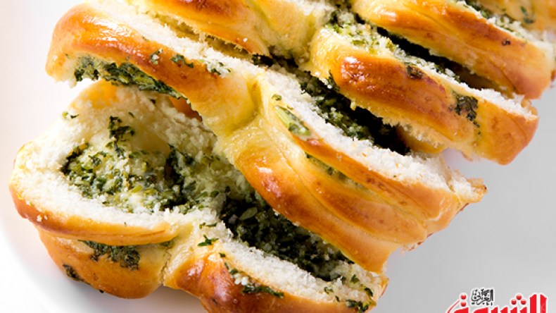 خبز بالثوم والمعدنوس