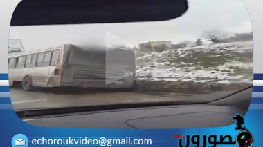 قسنطينة.. حافلة تنحرف عن الطريق بحي سيساوي