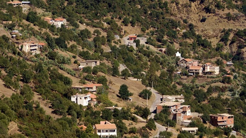 سكان قرية محبوبة بتيزي وزو يغلقون مقر البلدية