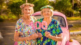 توأم تحتفلان بعيد ميلادهما الـ 100 بروح الشباب